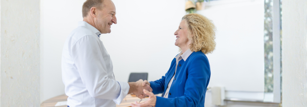 SUCCESS 21 Wachstumspartner und KMU-Unternehmer begrüssen sich im Beratungsgespräch